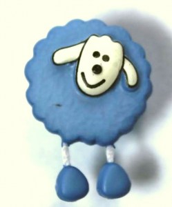 Schaf Schäfchen blau Baumelbeine Knopf