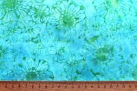 Batik Blüten türkis grün Patchworkstoff