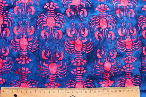 Hummer rot blau Batik Patchworkstoff